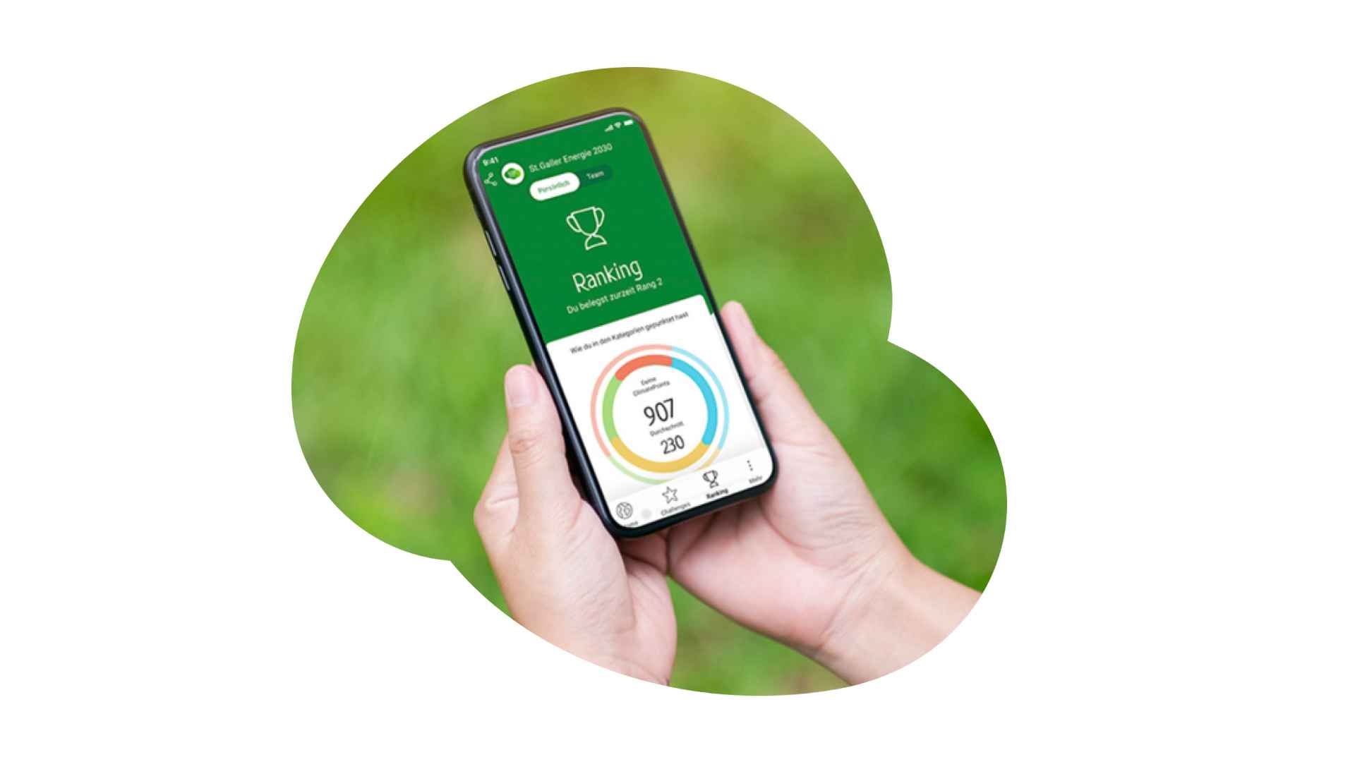 Zwei Hände halten ein Smartphone mit der grünen App St.Galler Energie 2030, die eine Ranking-Ansicht mit Punktestand zeigt.