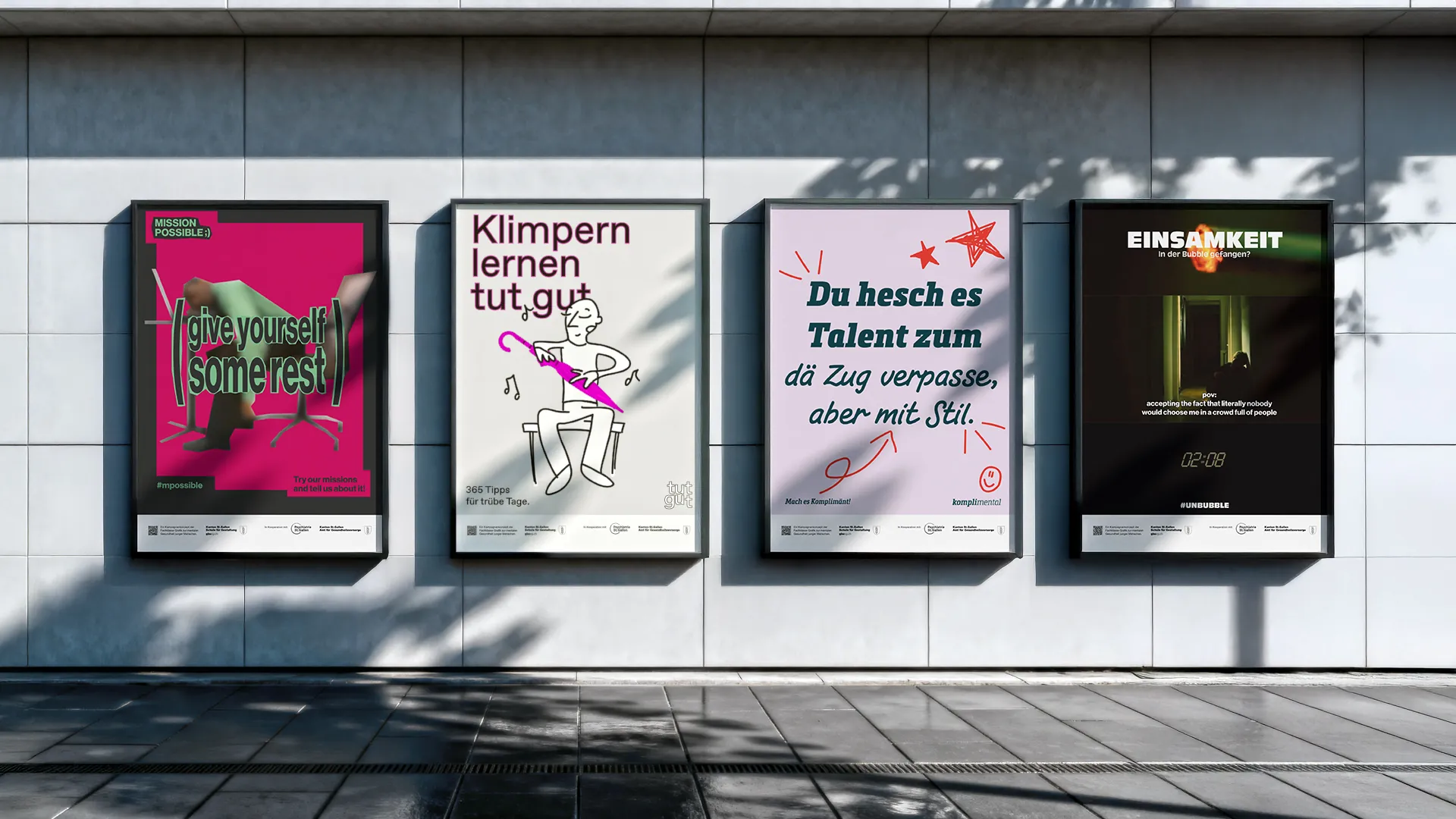 Vier Plakate zu mentaler Gesundheit an einer Hauswand, darunter «Klimpern lernen tut gut» und «Einsamkeit», in Pink, Weiss, Flieder und Schwarz.