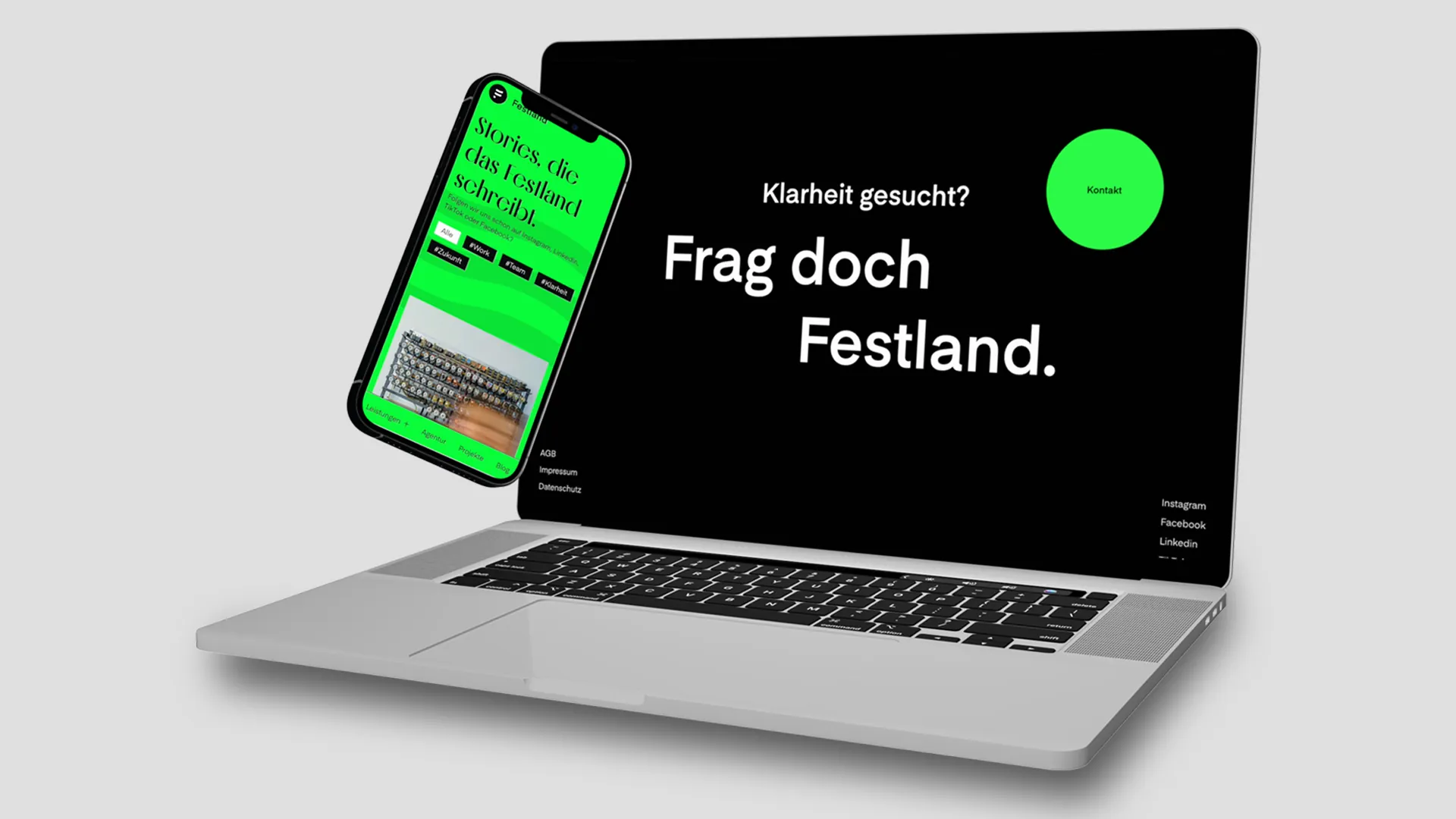 Laptop und Smartphone zeigen die neue Festland-Website in Schwarz und Neongrün, auf dem Laptop der Slogan «Klarheit gesucht? Frag doch Festland.»