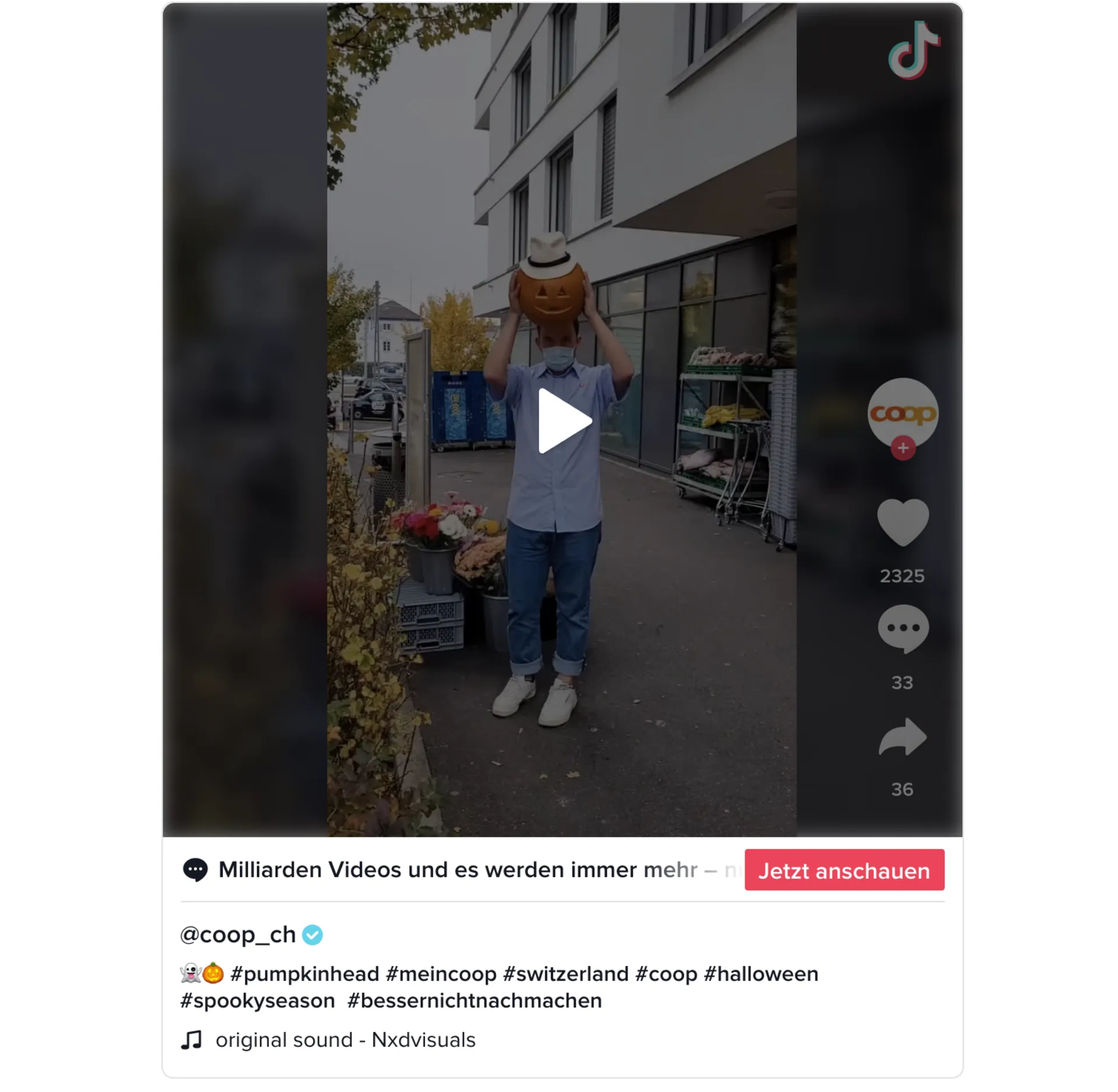 TikTok-Halloween-Video von @coop_ch: Person mit Kürbis auf dem Kopf vor einer Coop-Filiale