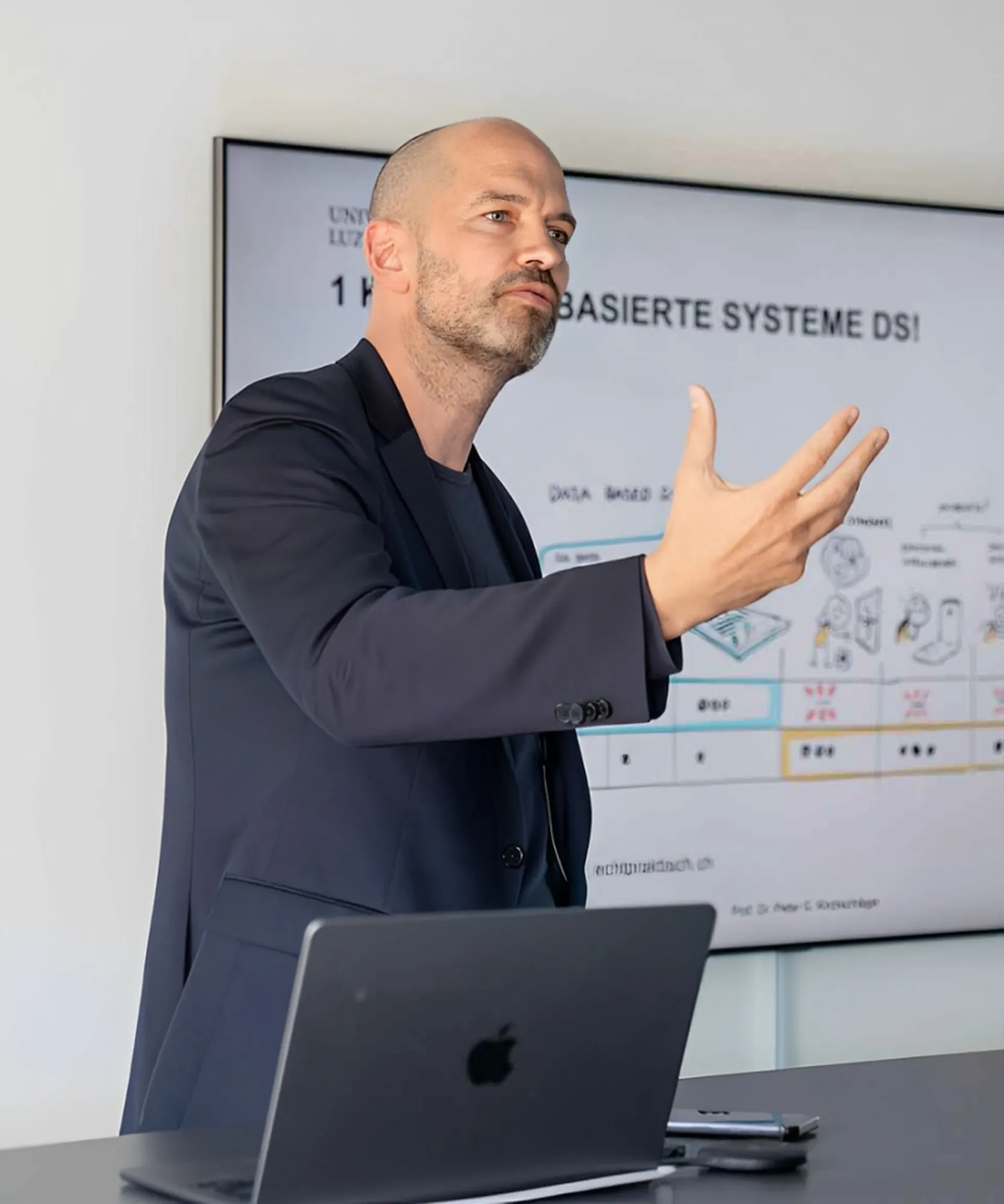 Ethiker referiert an der Lab Session «Kreative Intelligenz» vor einer Folie zu datenbasierten Systemen (DS)