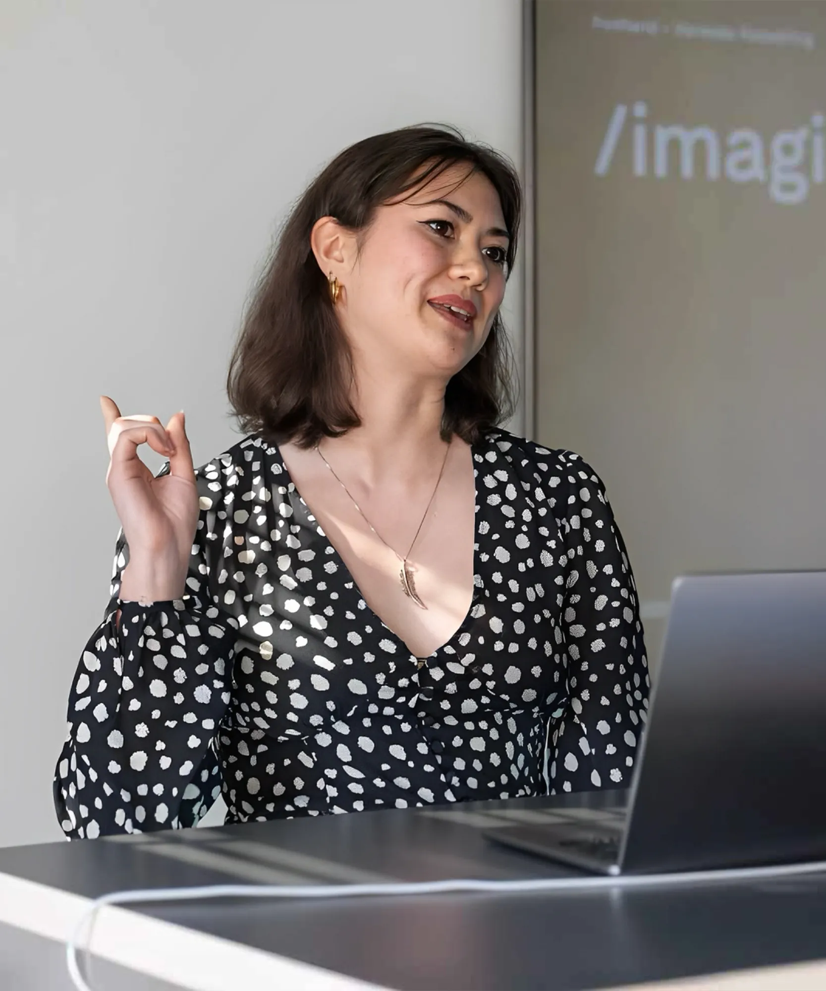 Vanessa Kesselring präsentiert an der Lab Session ihren Beitrag «/Imagine» zur KI-Bildgenerierung