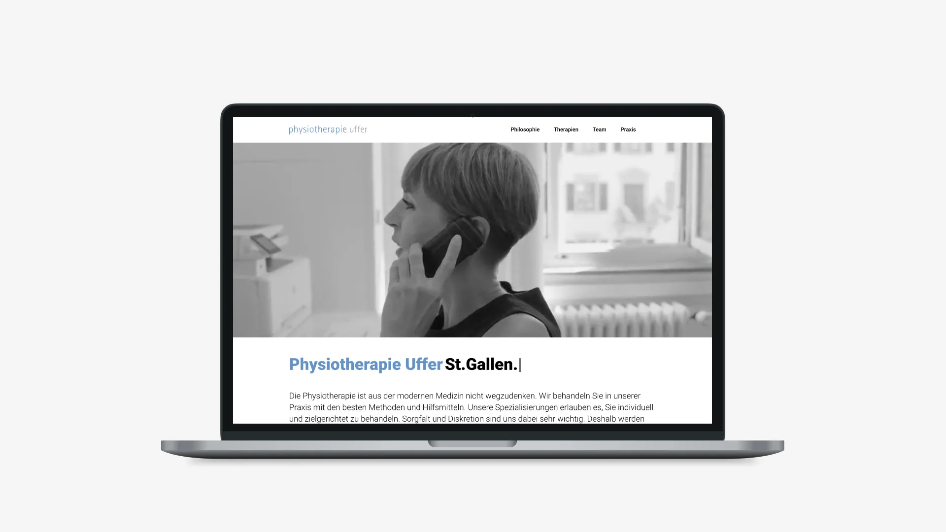 Website der Physiotherapie Uffer St.Gallen auf einem Laptop: Startseite mit Schwarzweissfoto einer telefonierenden Frau