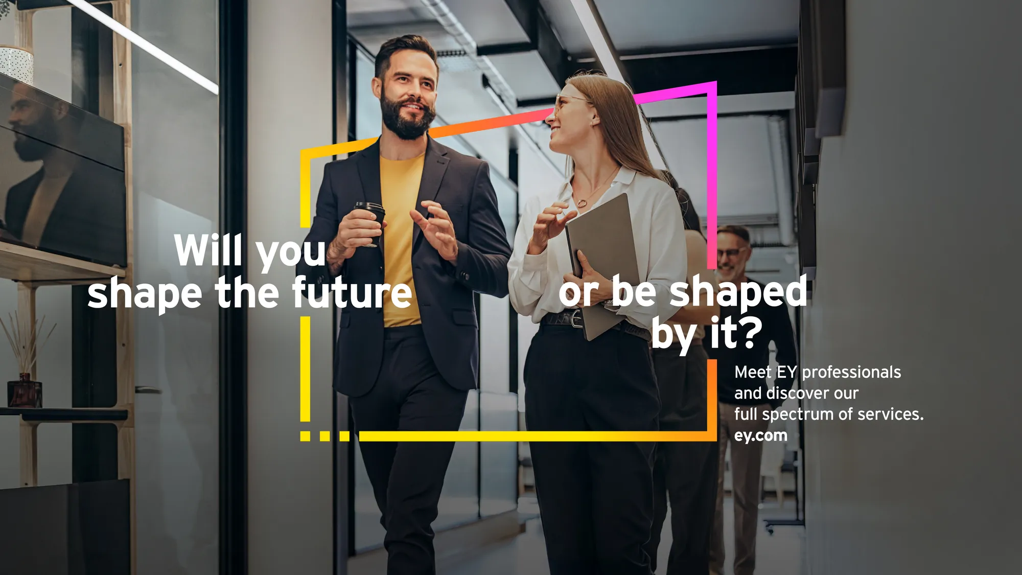 Kampagnensujet von EY mit zwei Mitarbeitenden im Flur und Headline «Will you shape the future or be shaped by it?»