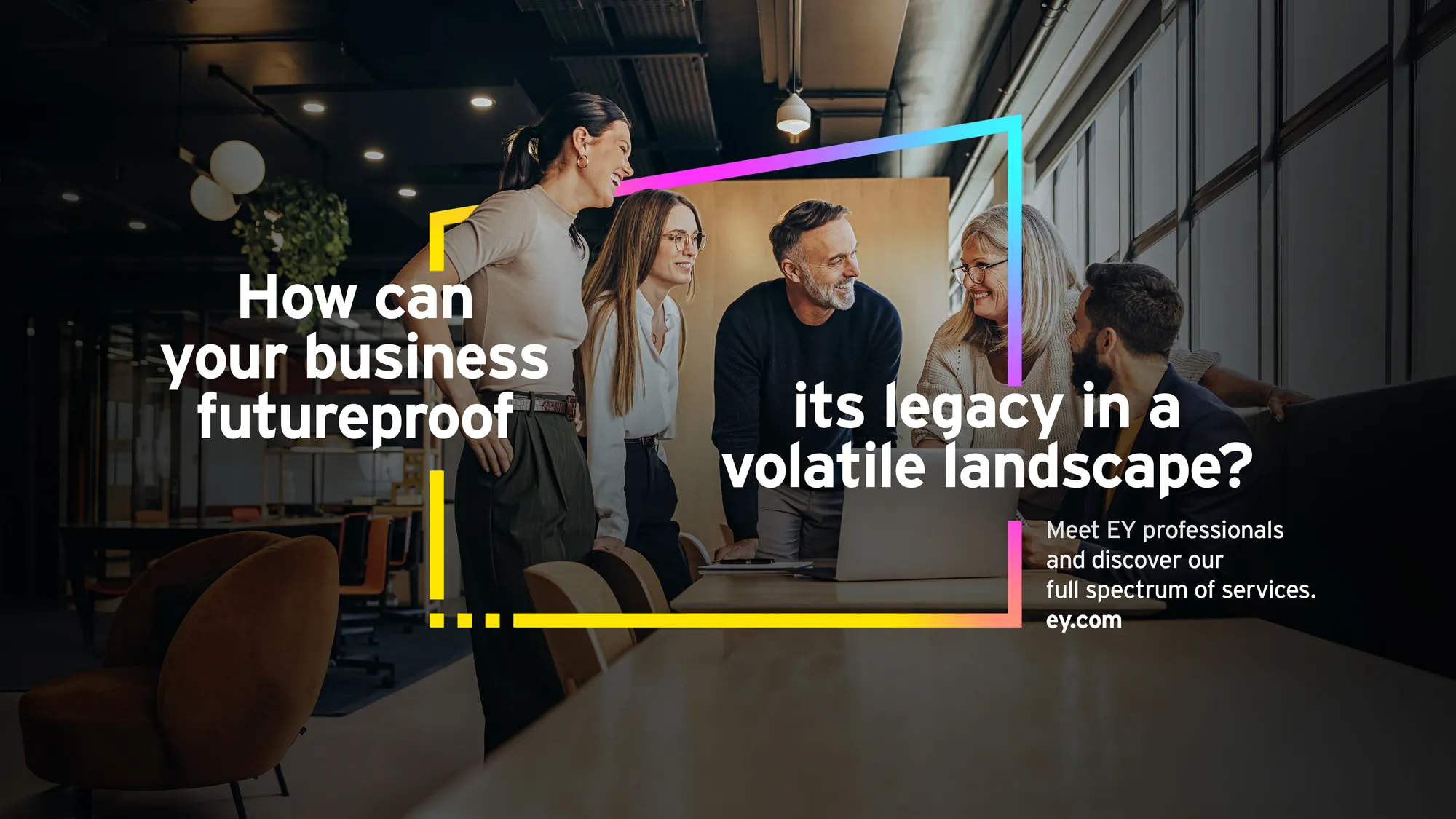 Kampagnensujet von EY mit Team im Büro und Headline «How can your business futureproof its legacy in a volatile landscape?»