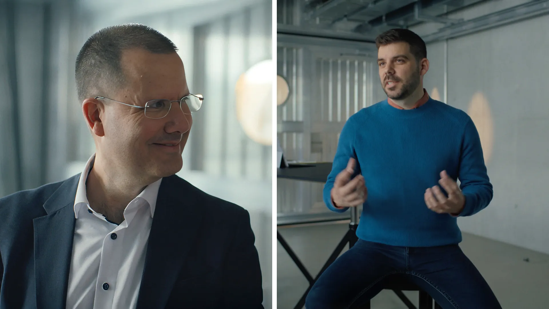 Zwei Filmstills der EY-Kampagne Professionals: lächelnder Mann mit Brille und Sakko sowie Mann im blauen Pullover beim Erzählen