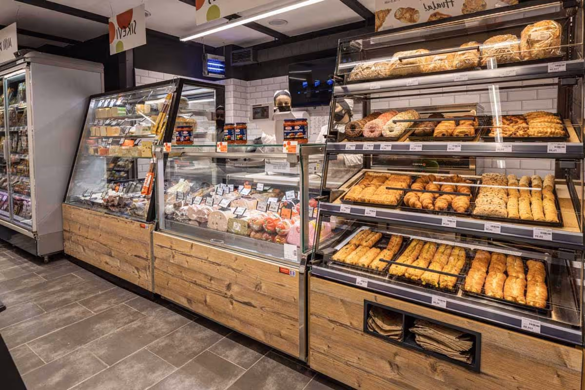 Low-height multi-deck refrigeration cabinet
