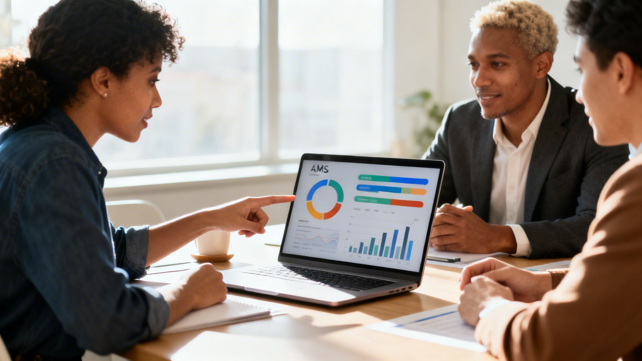 Geschäftsleute analysieren gemeinsam Daten und Diagramme auf einem Laptop.