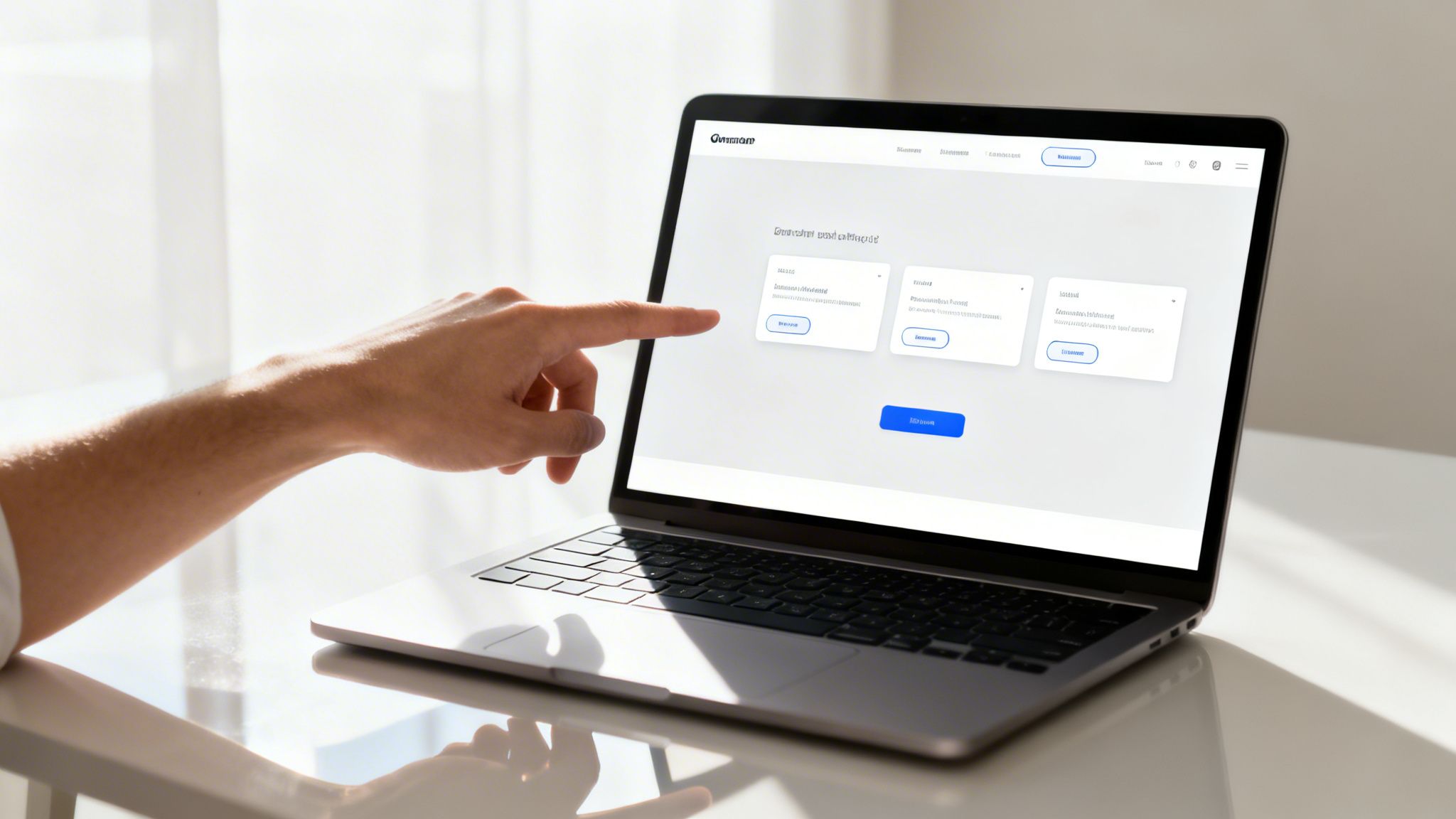 Hand zeigt auf Laptop-Bildschirm mit einem modernen Web-Interface-Design in einem hellen Büro.