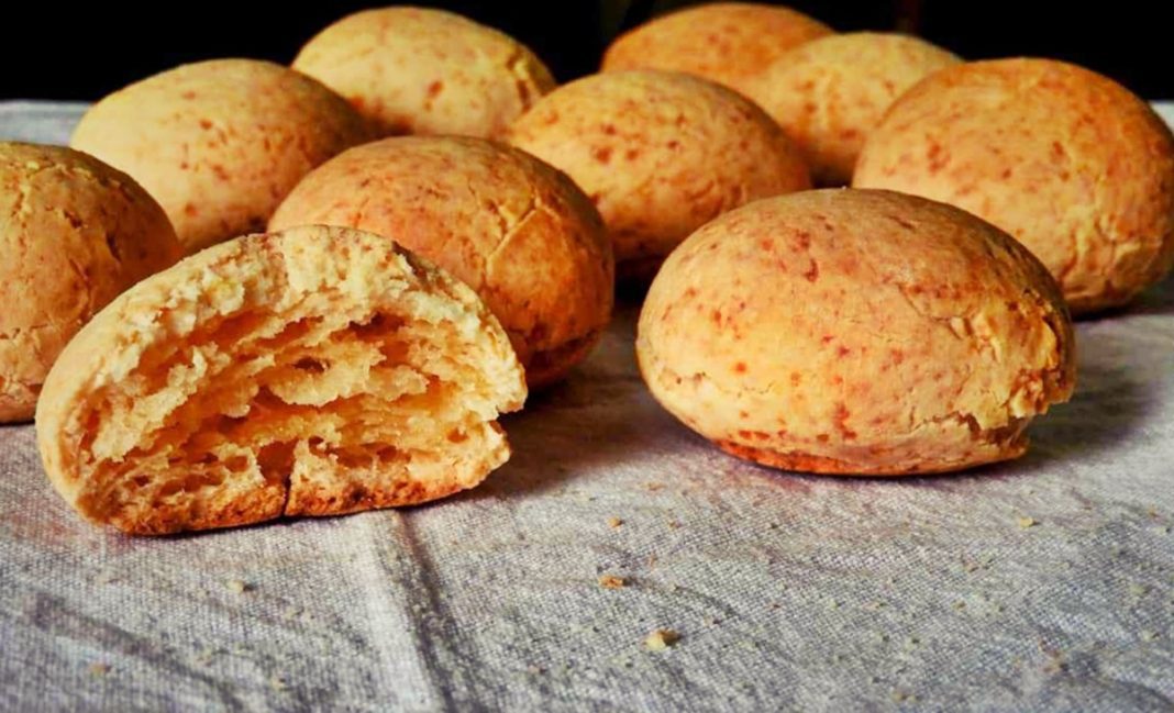 Entenda quais são os riscos de comer a parte branca do pão que está mofado