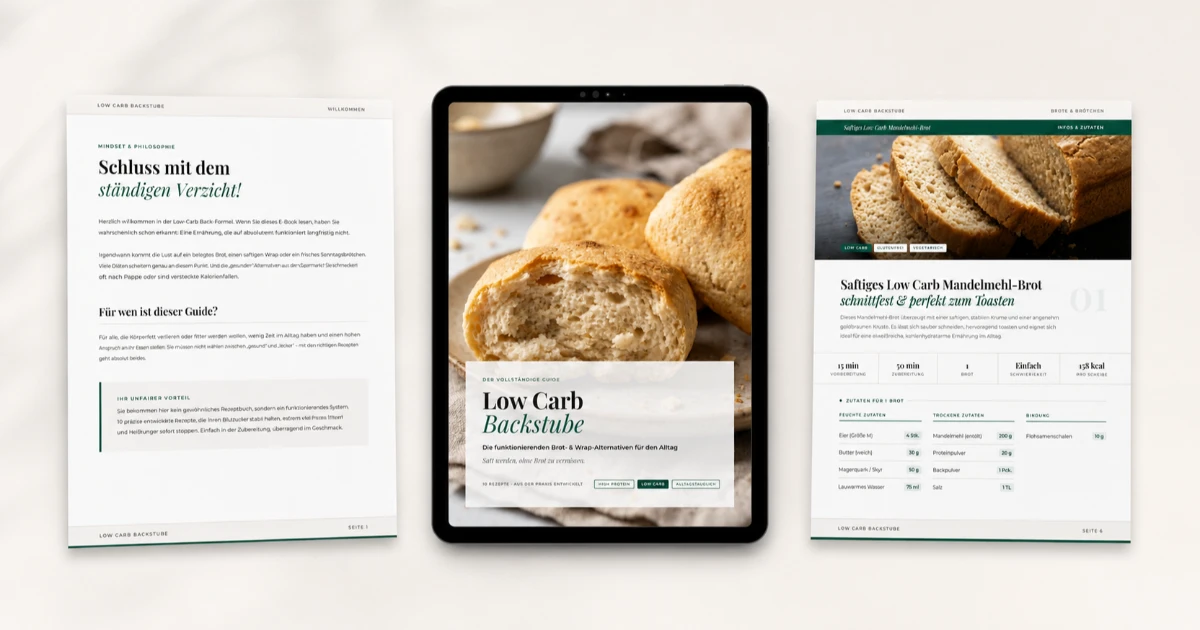 Tablet zwischen zwei Rezeptseiten zeigt Low Carb Backstube mit Bildern von Brot und Backrezepten.