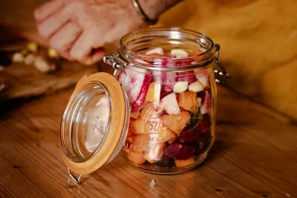 Préparation des Légumes en morceaux pour la lactofermentation.