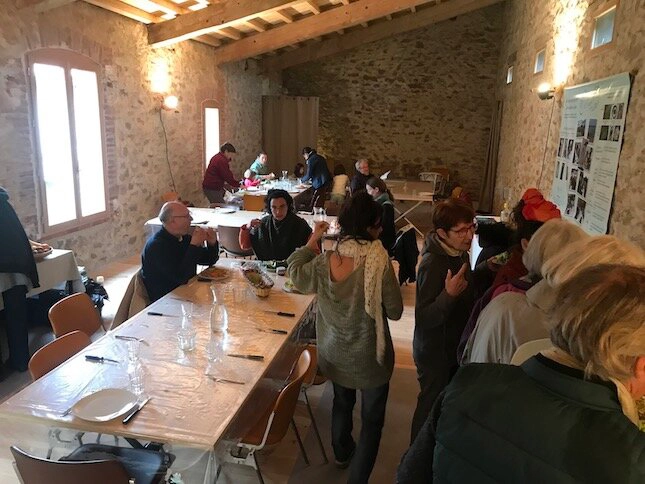 Repas dans la cuisine de Permaterra Formation.