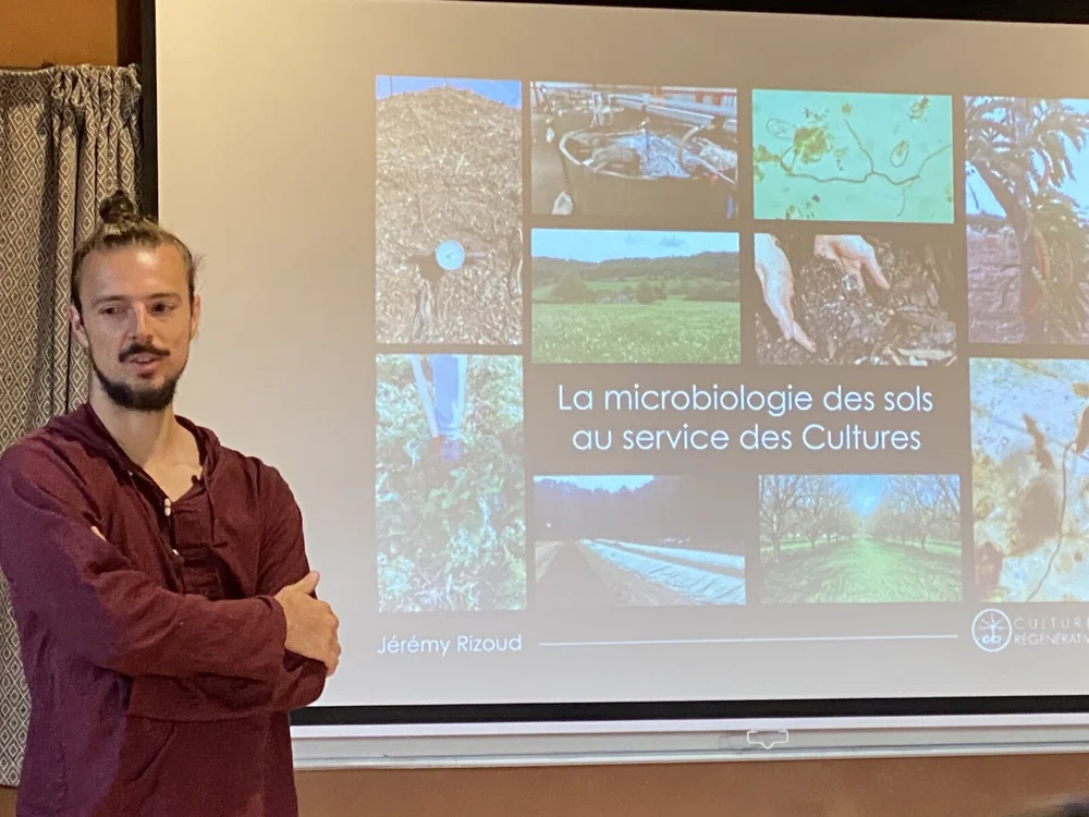 Photo du formateur Jérémy Rizoud durant la formation Microbiologie des sols à Permaterra.