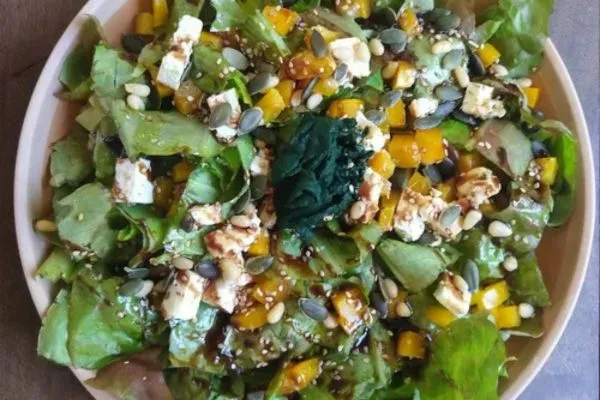 Photo d'une salade avec de la spiruline fraiche.