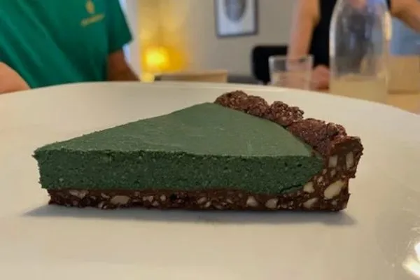Photo d'une part de tarte à la spiruline fraiche.