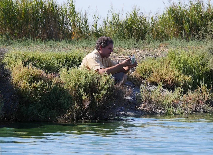 Photo du formateur, Gilles Planchon au lac de Camargue en pleine étude de l'écosystème de la spiruline.