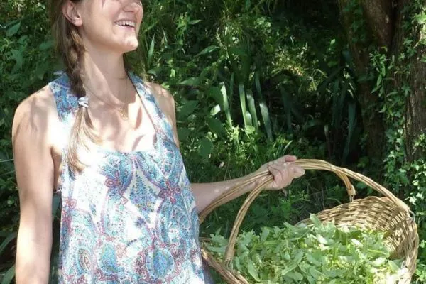 Photo de la formatrice Léontine Bonne pour la formation transformation de plantes médicinales en baumes et lancer son activité.