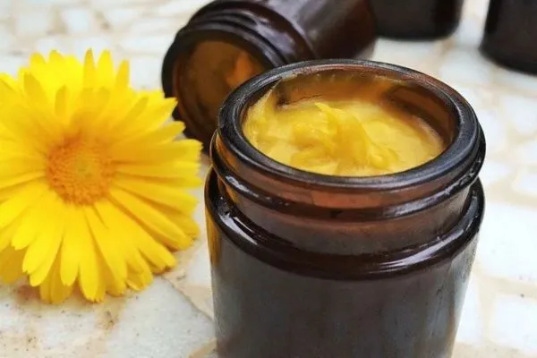 Baumes à base de plantes médicinales fabriqué durant la formation à Permaterra.