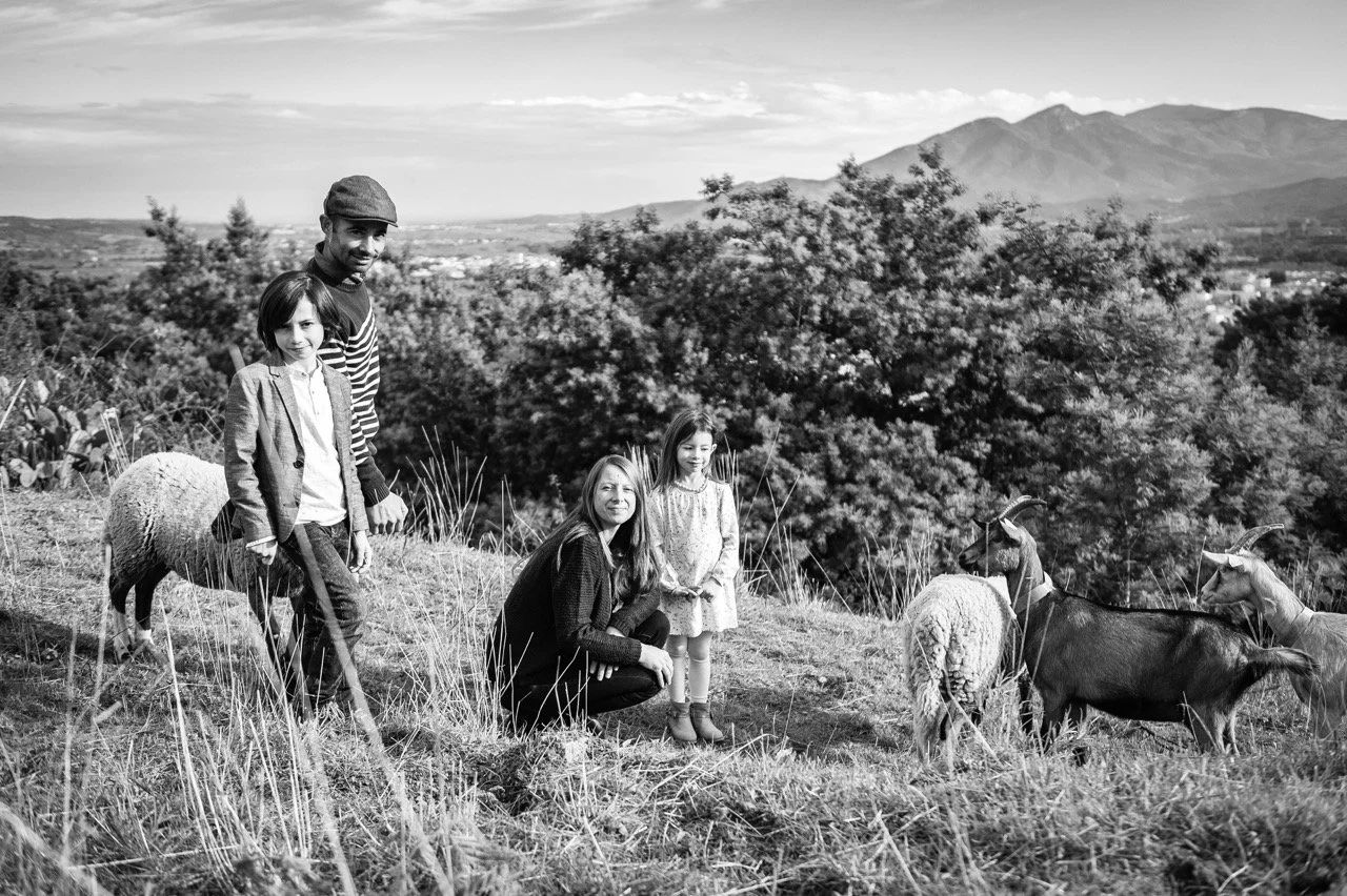 Michaël Georget et sa famille du domaine Le Temps Retrouvé à Céret. Domaine viticole qui associe viticulture et agroforesterie.