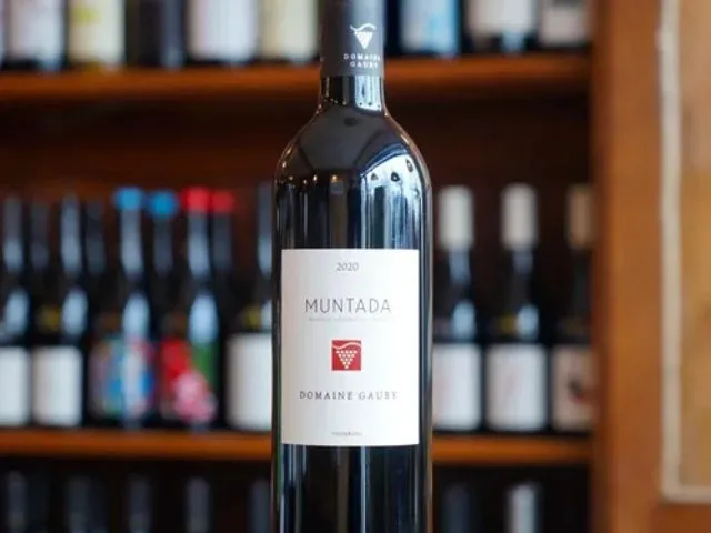 Photo d'une bouteille de vin rouge du domaine de Gauby à Calce.