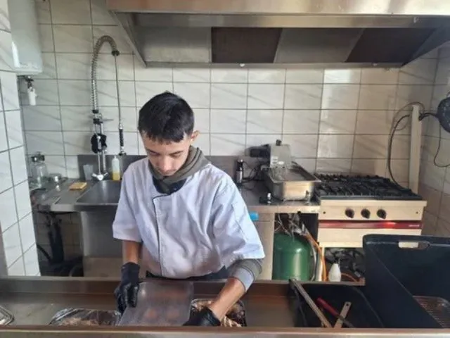Photo d'une personne qui travaille en cuisine au domaine le temps retrouvé à Céret.