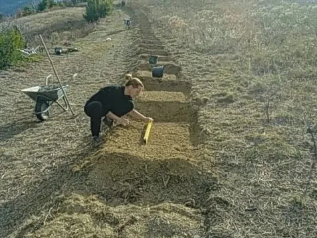 Photo d'une personne qui travaille sur un terrain au domaine Le temps retrouvé à Céret.