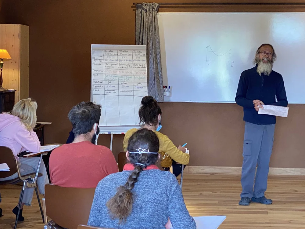 Photo du formateur Franck Chevallier dans la salle de formation Permaterra entrain de transmettre la formation à propos du keyline design et de l'agriculture régénérative.