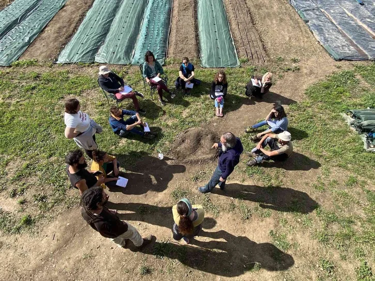 Photo des participants et du formateur durant la formation gestion de l'eau : hydrologie régénérative.