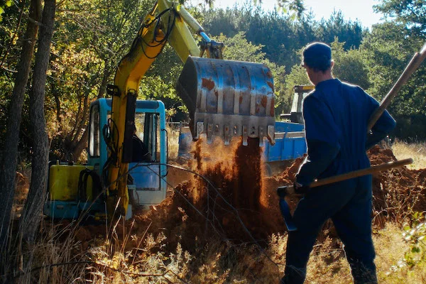 Photo d'un tracteur et d'une personne en plein aménagement d'un territoire pour gérer la ressource en eau et récolter la pluie.