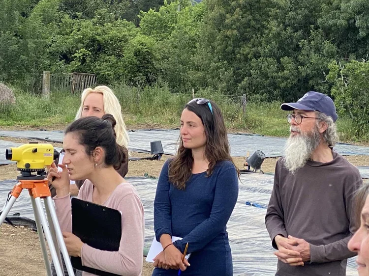 Photo de la formation gestion de l'eau : hydrologie régénérative, récolter la pluie. Les participants sont entrain d'effectuer un relevé topographique pendant la formation à Permaterra.