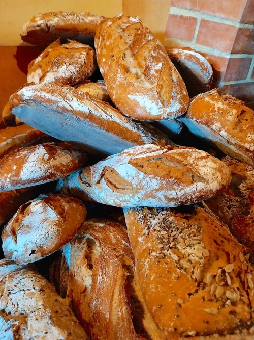 Photo d'un tas de pain au levain.
