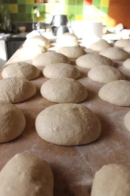 Pâtes au levain façonner prêtent à partir au four dans un fournil.