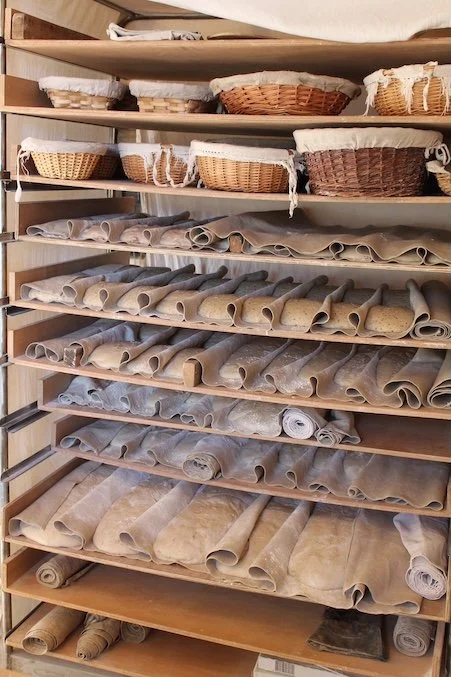 Différents types de pain au levain dans un fournil.