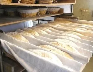 Photo de pains au levain déposer sur un drap.