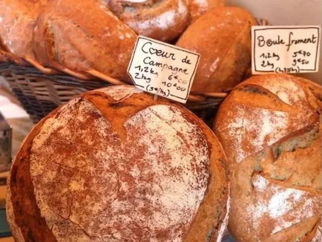 Photo d'un tas de pain au levain à la vente dans un fournil.