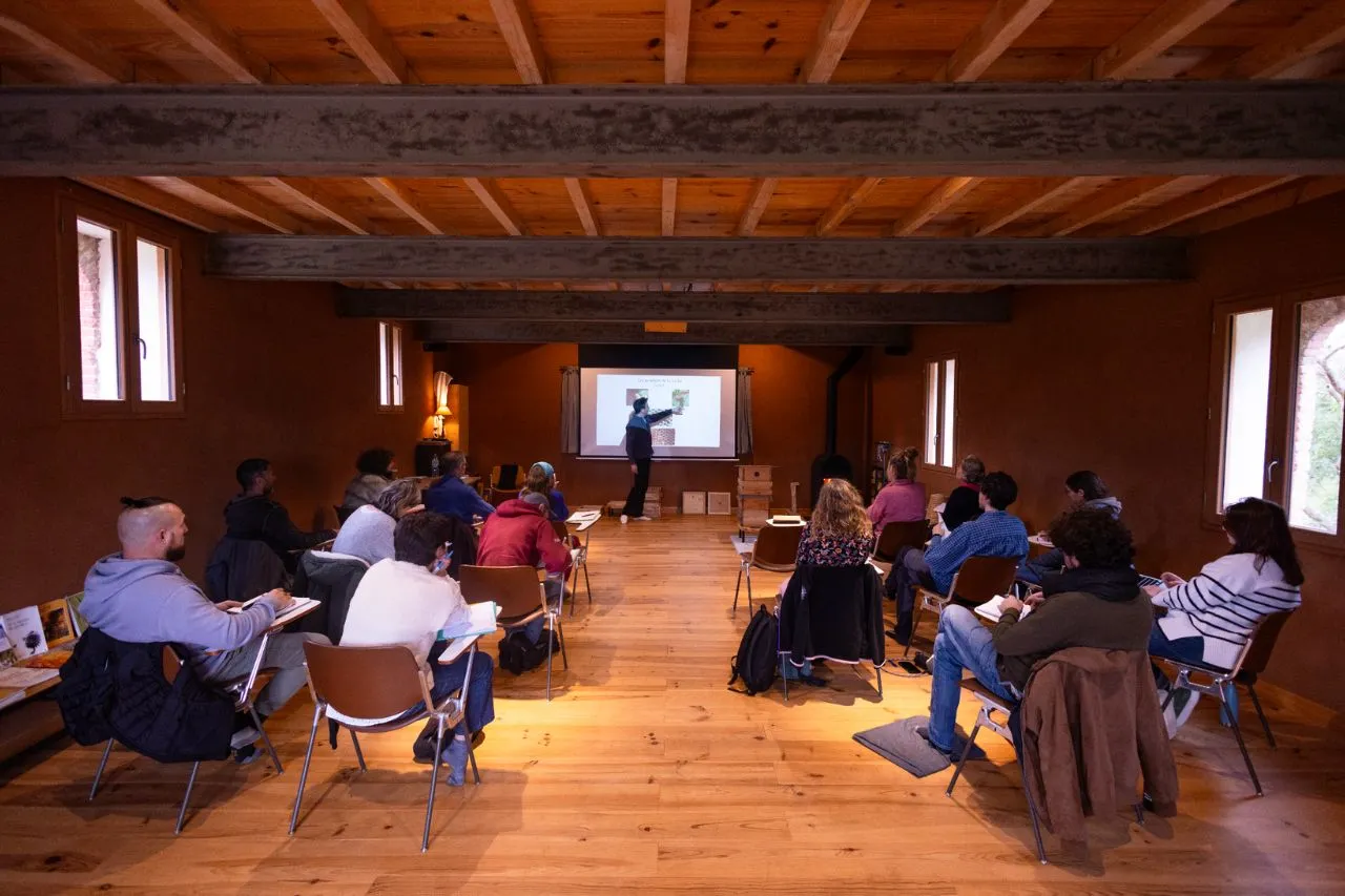 La salle de formation de Permaterra durant une formation Apiculture Écologique.