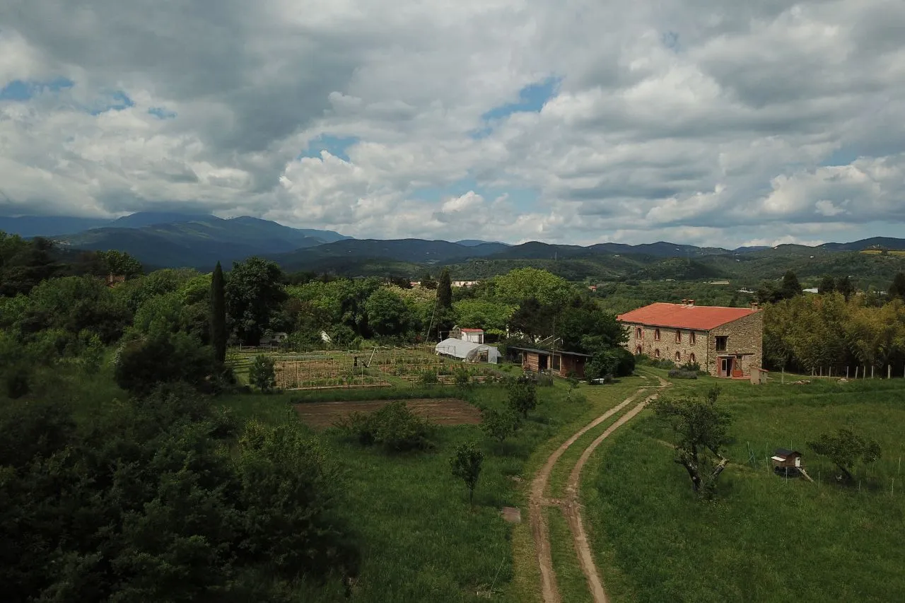 Photo du Mas Alavall, avec le potager, la salle de formation et la nature.