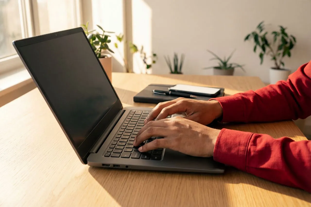 Une personne utilise son ordinateur portable pour accéder à la communauté de Permaterra.