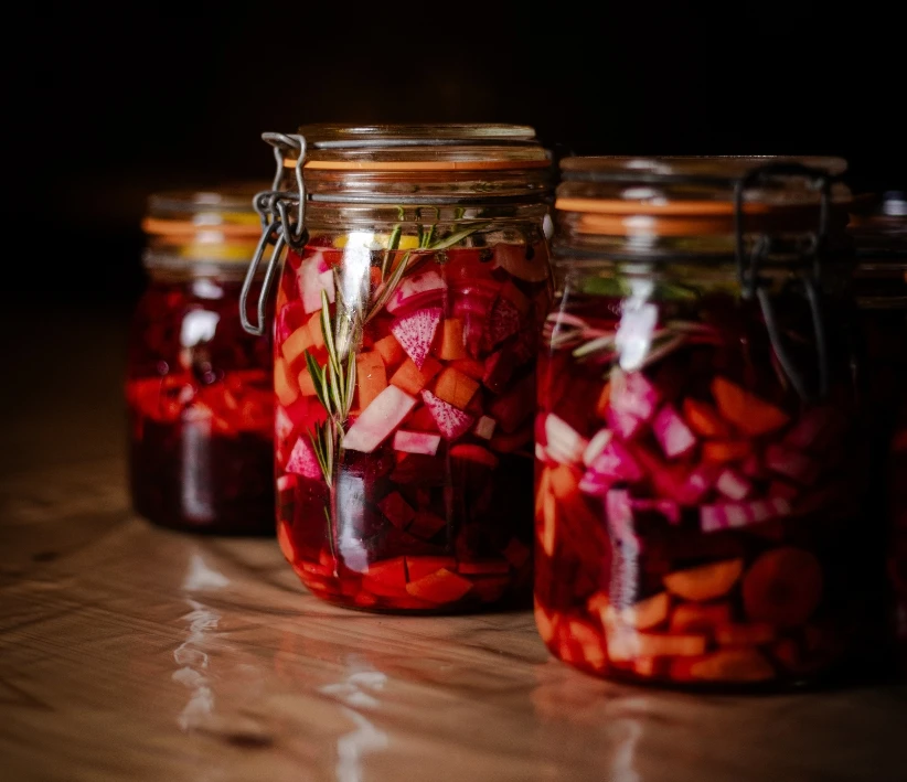 Bocaux de légumes lactofermentés préparés à la ferme Permaterra, transformation artisanale des récoltes. Photo de Myriam Boye.