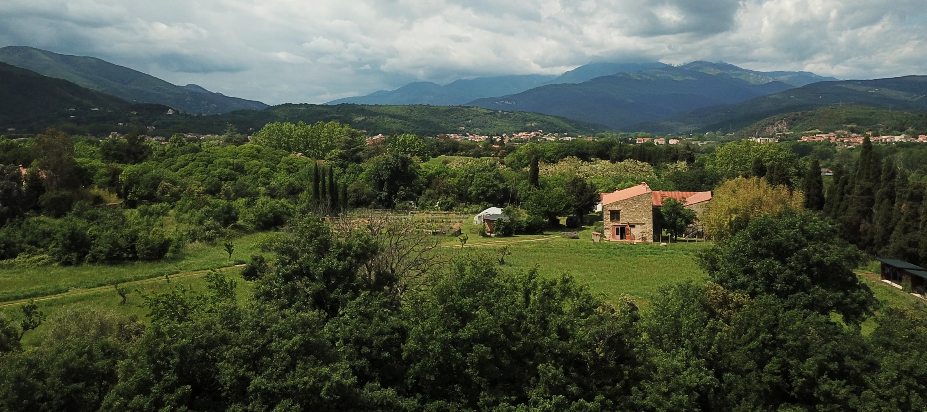 Vue aérienne du Mas Alavall à Céret lieu de transmission et d'action de Permaterra.