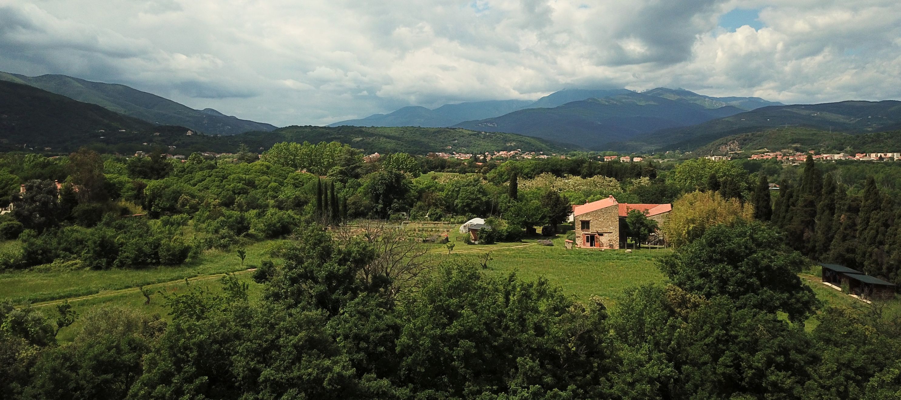 Vue aérienne du Mas Alavall à Céret lieu de transmission et d'action de Permaterra.