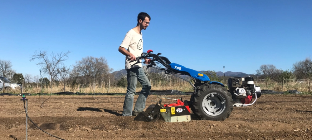 Travail du sol au motoculteur sur les parcelles maraîchères de Mas Alavall, Céret.