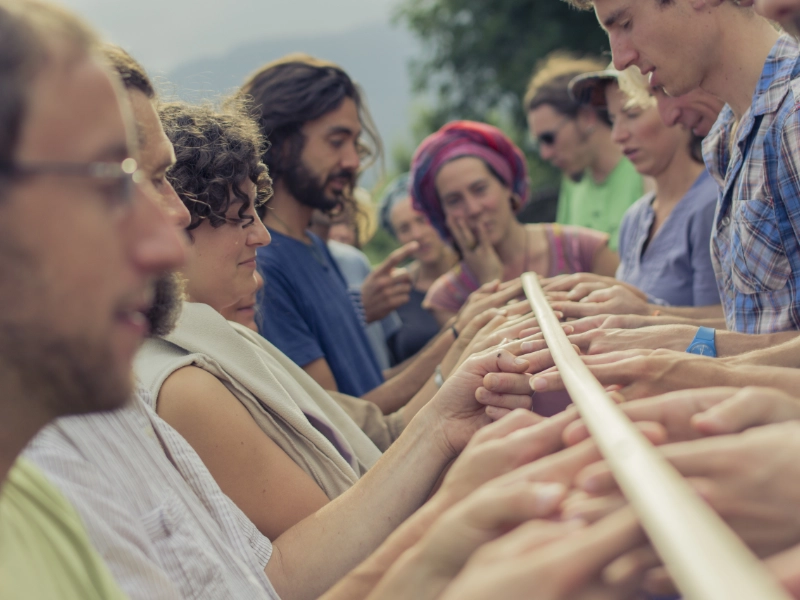 Stagiaires et membres de la communauté Permaterra lors d'un exercice collectif en formation, Mas Alavall, Céret.