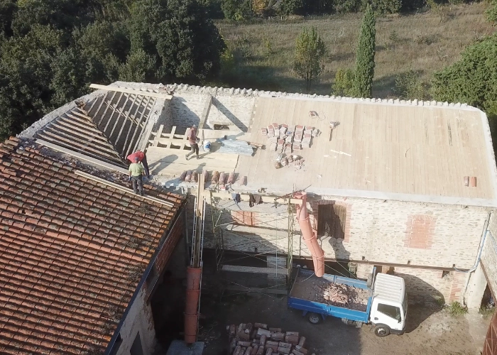 Reconstruction des toits du Mas Alavall.