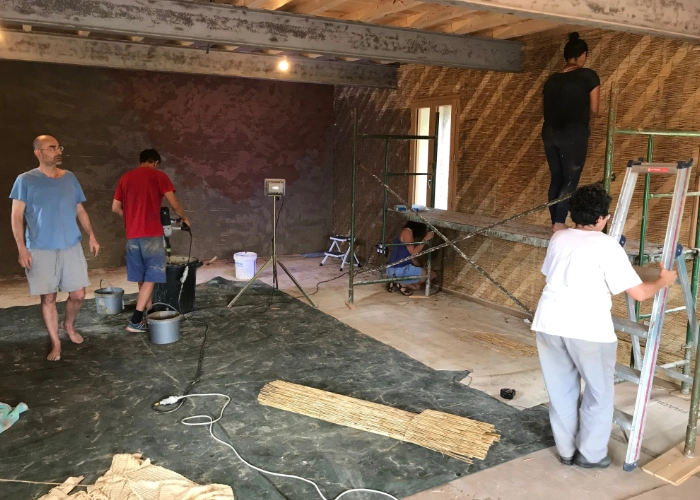 Chantier participatif pour la rénovation de la salle de formation.