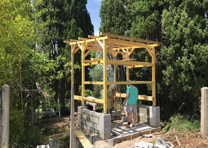 Chantier participatif construction des toilettes sèches au Mas Alavall.