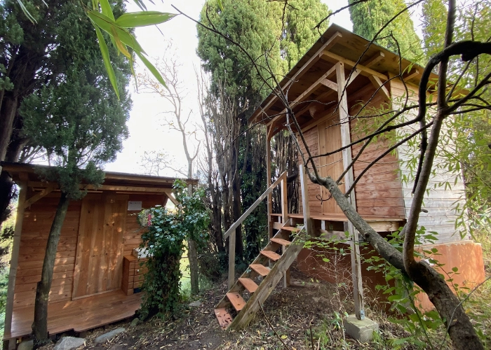 Toilettes sèches au Mas Alavall, extérieur.