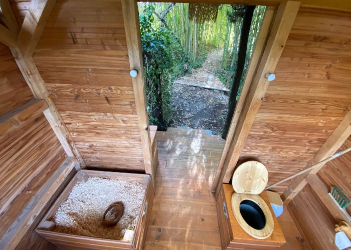 Toilettes sèches au Mas Alavall, intérieur.