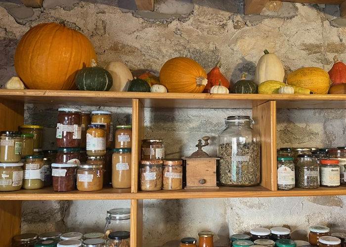 Étagère de la cuisine du mas : courges d'automne et bocaux de conserves maison, Mas Alavall.